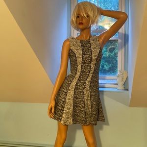 H & M BLACK & WHITE PRINT SUMMER SCOOTER DRESS SIZE 6. FIGURE FLATTERING FIT